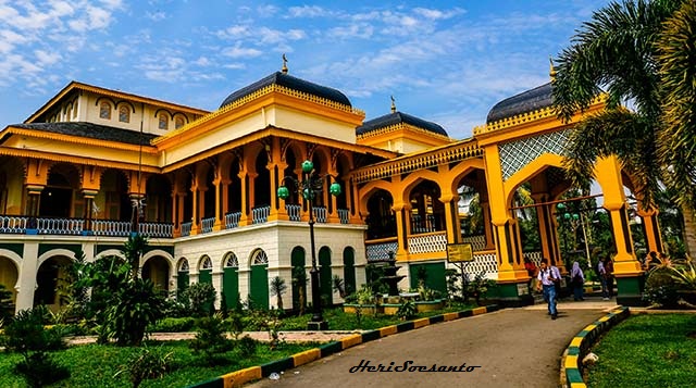 https://mdw-travel-data-us-east-1.s3.amazonaws.com/img/country/Indonesia/Maimun-Palace/img_02.jpg