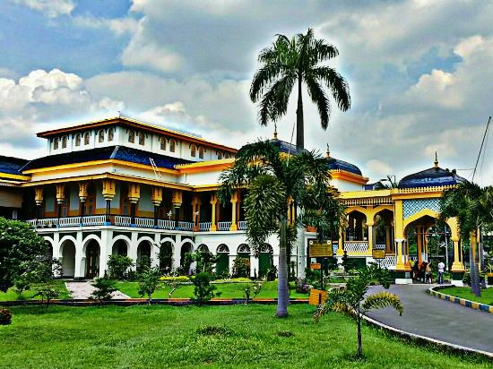 https://mdw-travel-data-us-east-1.s3.amazonaws.com/img/country/Indonesia/Maimun-Palace/img_03.jpg