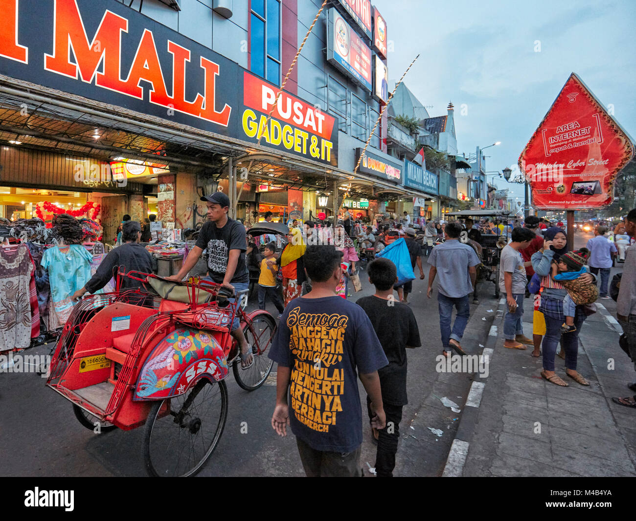 https://mdw-travel-data-us-east-1.s3.amazonaws.com/img/country/Indonesia/Malioboro-Street/img_02.jpg