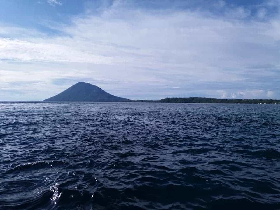 https://mdw-travel-data-us-east-1.s3.amazonaws.com/img/country/Indonesia/Manado-Tua-Island/img_02.jpg