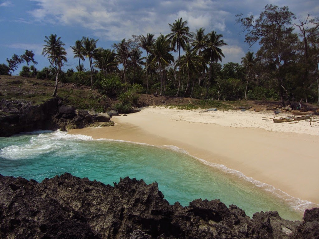https://mdw-travel-data-us-east-1.s3.amazonaws.com/img/country/Indonesia/Mando-Beach/img_03.jpg
