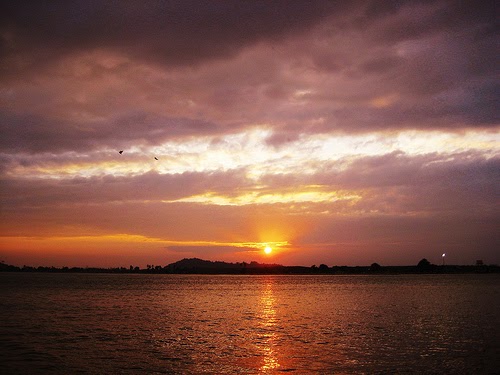 https://mdw-travel-data-us-east-1.s3.amazonaws.com/img/country/Indonesia/Marina-Beach-Sape/img_03.jpg