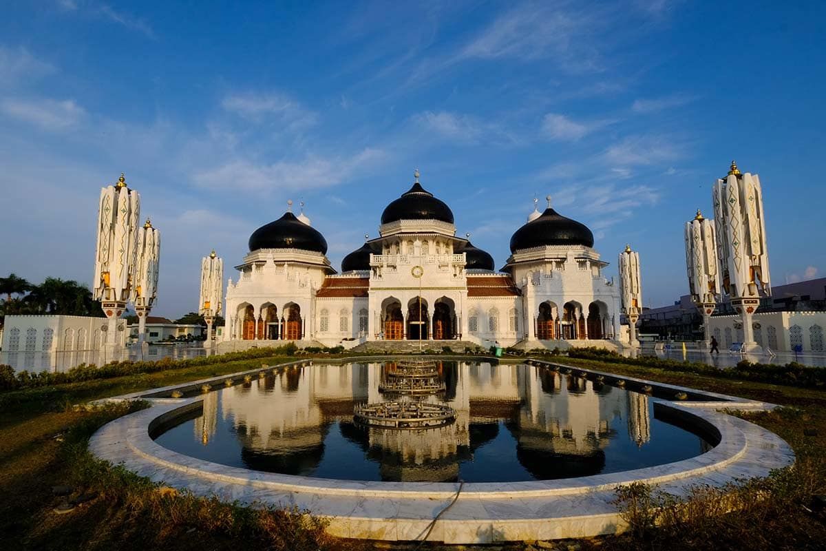 https://mdw-travel-data-us-east-1.s3.amazonaws.com/img/country/Indonesia/Masjid-Raya-Baiturrahman/img_01.jpg