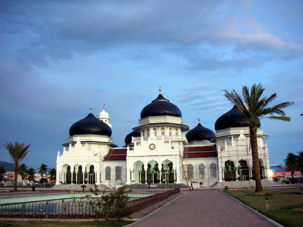 https://mdw-travel-data-us-east-1.s3.amazonaws.com/img/country/Indonesia/Masjid-Raya-Baiturrahman/img_02.jpg