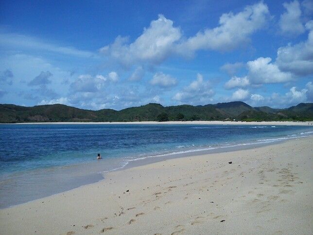https://mdw-travel-data-us-east-1.s3.amazonaws.com/img/country/Indonesia/Mawun-Beach/img_02.jpg