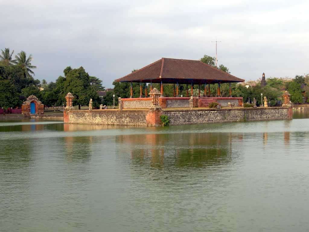 https://mdw-travel-data-us-east-1.s3.amazonaws.com/img/country/Indonesia/Mayura-Water-Palace/img_01.jpg