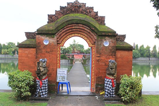 https://mdw-travel-data-us-east-1.s3.amazonaws.com/img/country/Indonesia/Mayura-Water-Palace/img_03.jpg