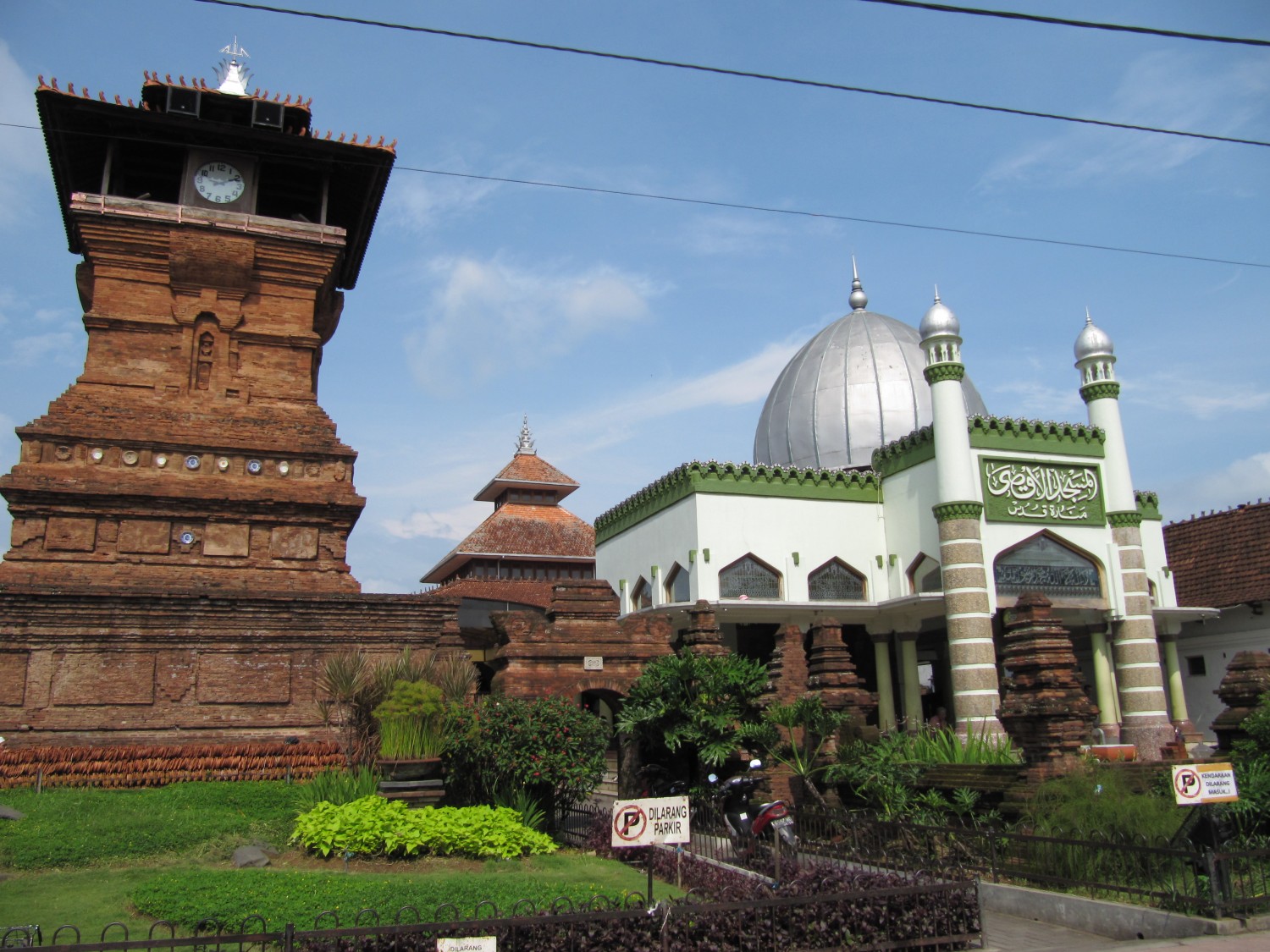 https://mdw-travel-data-us-east-1.s3.amazonaws.com/img/country/Indonesia/Menara-Kudus-Mosque/img_00.jpg