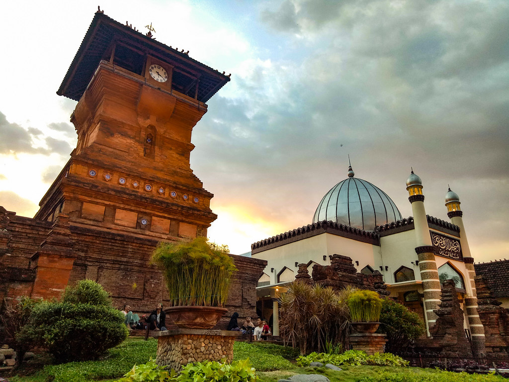 https://mdw-travel-data-us-east-1.s3.amazonaws.com/img/country/Indonesia/Menara-Kudus-Mosque/img_01.jpg
