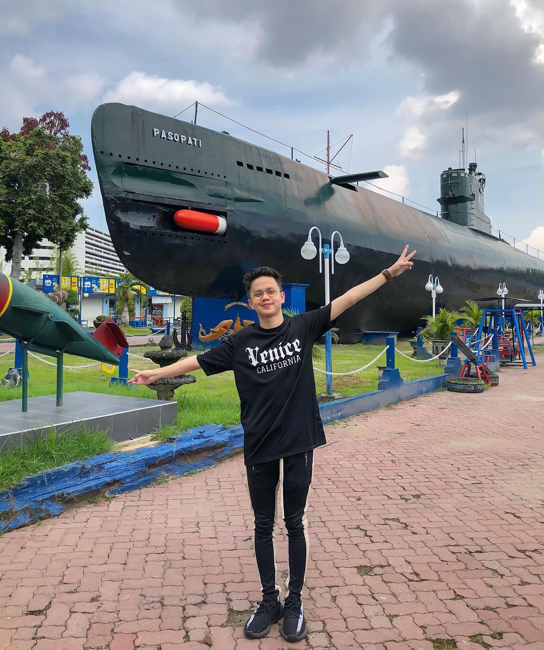 https://mdw-travel-data-us-east-1.s3.amazonaws.com/img/country/Indonesia/Monumen-Kapal-Selam/img_03.jpg