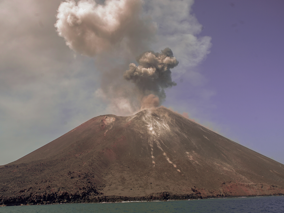 https://mdw-travel-data-us-east-1.s3.amazonaws.com/img/country/Indonesia/Mount-Anak-Krakatau/img_01.jpg