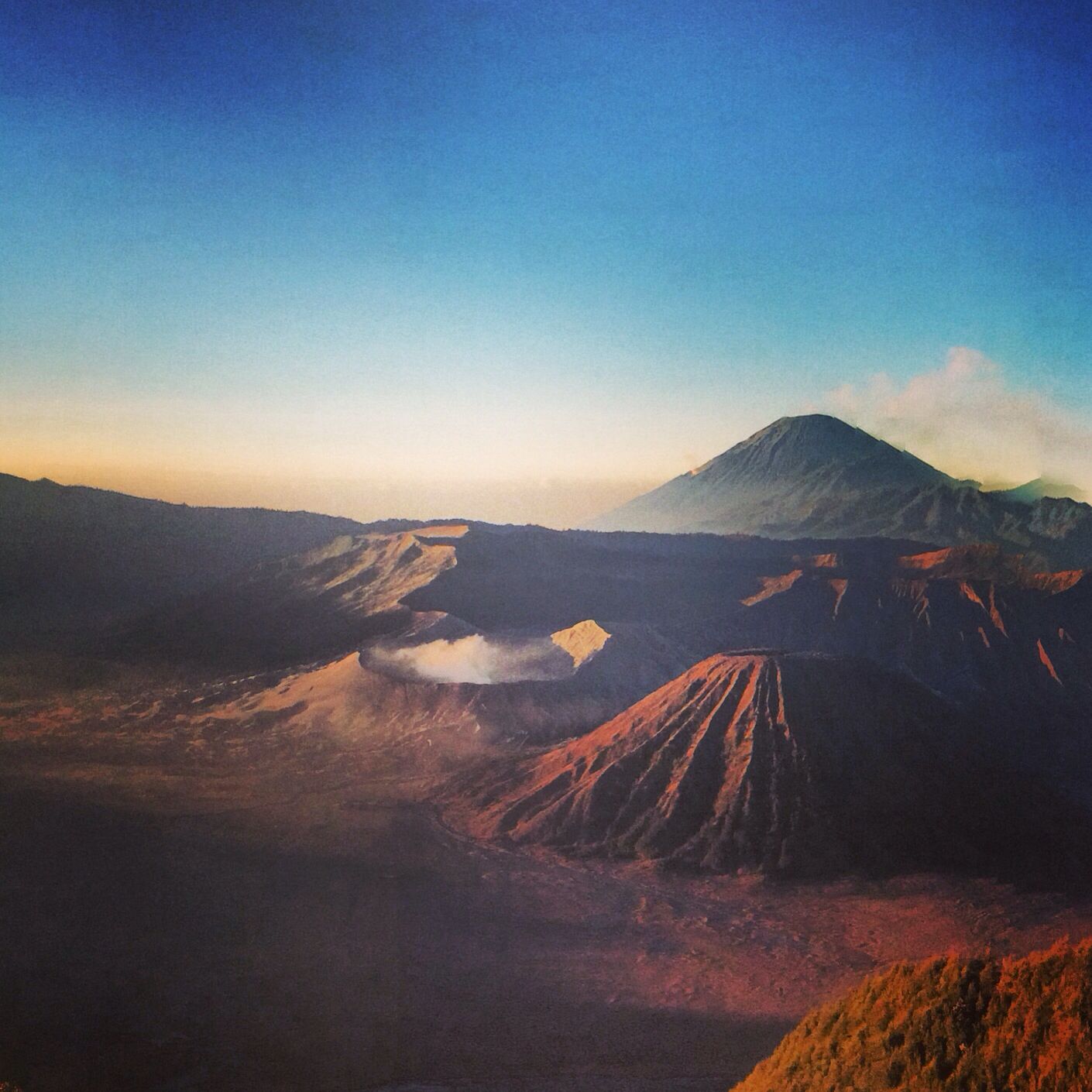 https://mdw-travel-data-us-east-1.s3.amazonaws.com/img/country/Indonesia/Mount-Bromo/img_01.jpg