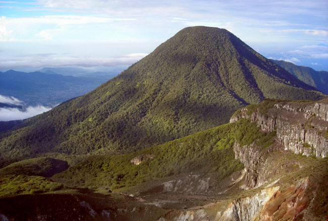 https://mdw-travel-data-us-east-1.s3.amazonaws.com/img/country/Indonesia/Mount-Gede-Pangrango-National-Park/img_01.jpg