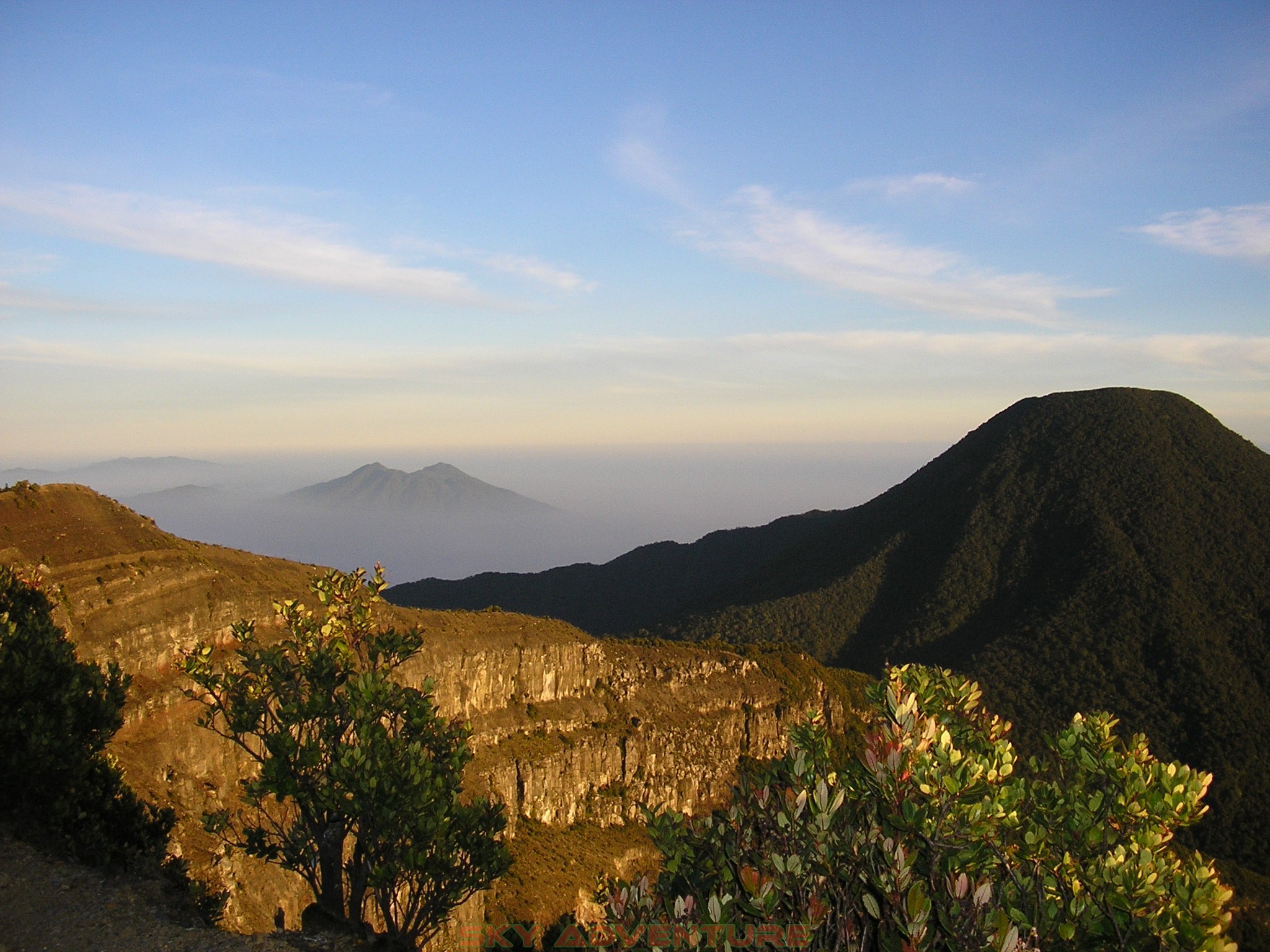 https://mdw-travel-data-us-east-1.s3.amazonaws.com/img/country/Indonesia/Mount-Gede-Pangrango-National-Park/img_03.jpg