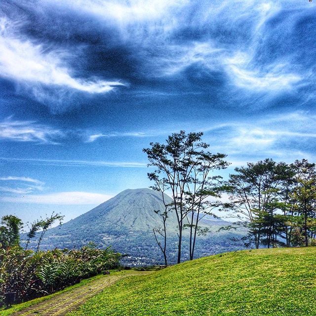 https://mdw-travel-data-us-east-1.s3.amazonaws.com/img/country/Indonesia/Mount-Lokon/img_01.jpg
