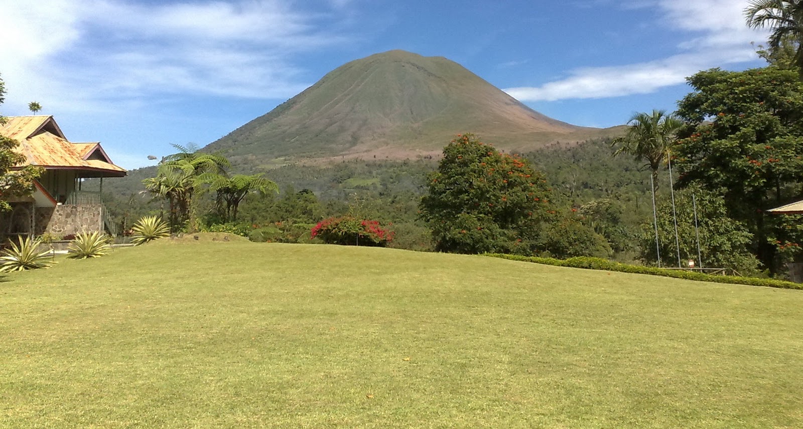 https://mdw-travel-data-us-east-1.s3.amazonaws.com/img/country/Indonesia/Mount-Lokon/img_03.jpg