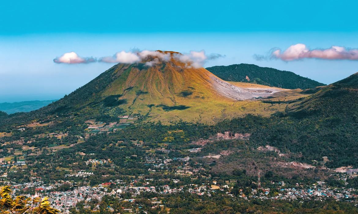 https://mdw-travel-data-us-east-1.s3.amazonaws.com/img/country/Indonesia/Mount-Mahawu/img_00.jpg