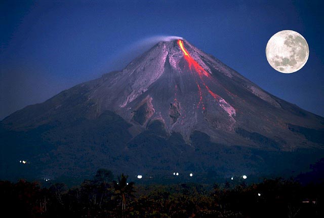 https://mdw-travel-data-us-east-1.s3.amazonaws.com/img/country/Indonesia/Mount-Merapi/img_01.jpg