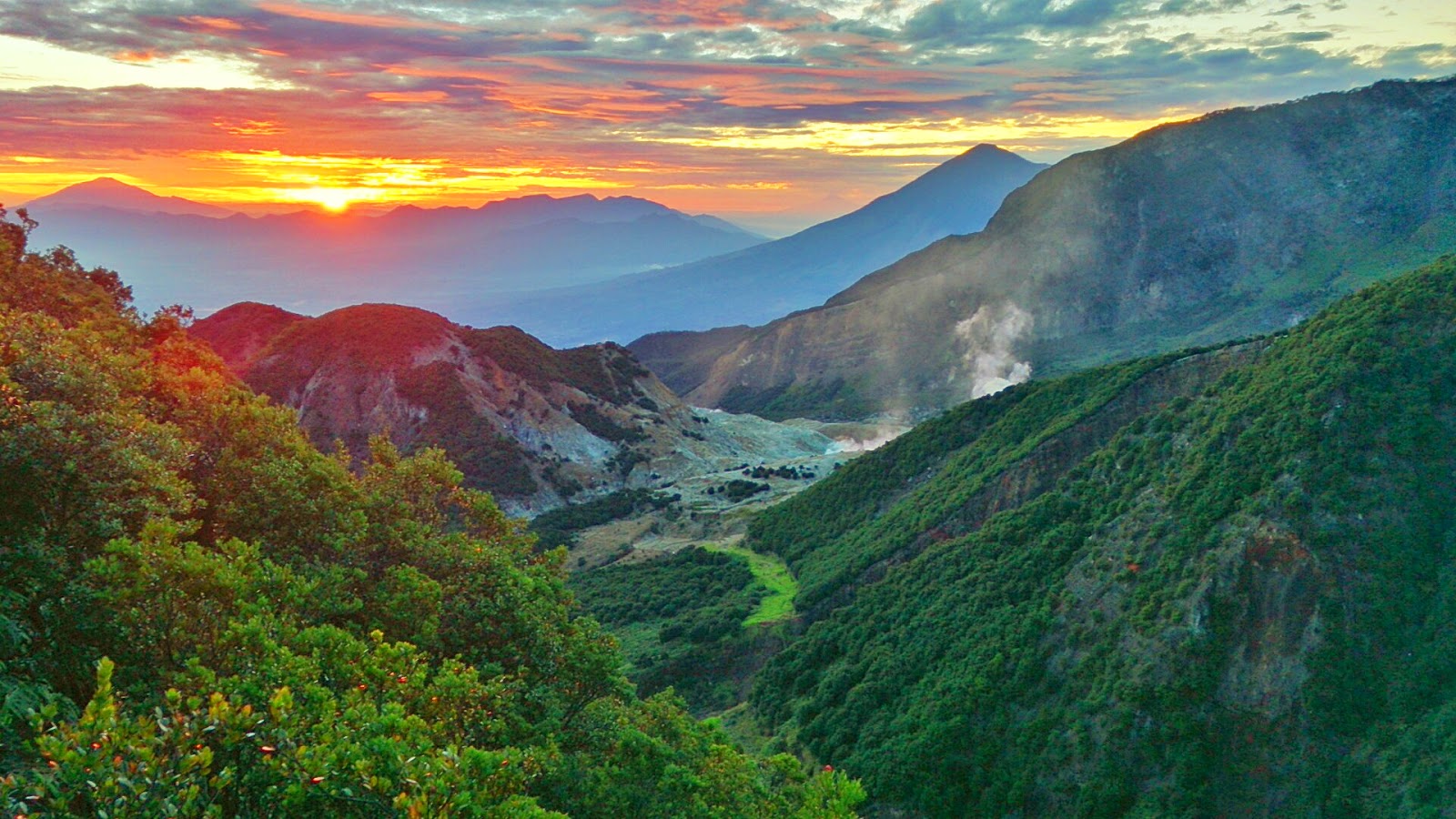 https://mdw-travel-data-us-east-1.s3.amazonaws.com/img/country/Indonesia/Mount-Papandayan/img_00.jpg