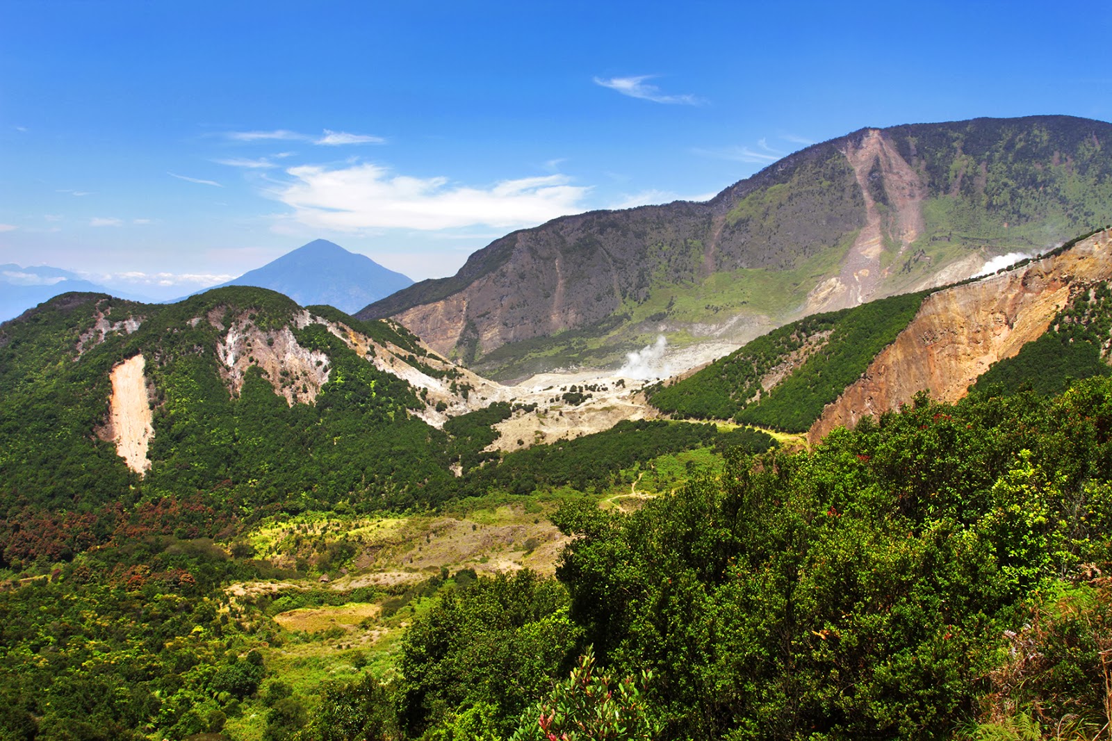 https://mdw-travel-data-us-east-1.s3.amazonaws.com/img/country/Indonesia/Mount-Papandayan/img_01.jpg