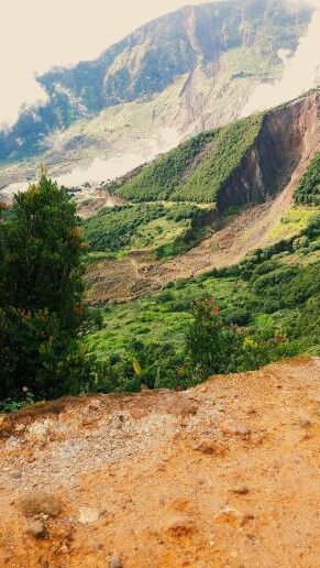 https://mdw-travel-data-us-east-1.s3.amazonaws.com/img/country/Indonesia/Mount-Papandayan/img_02.jpg