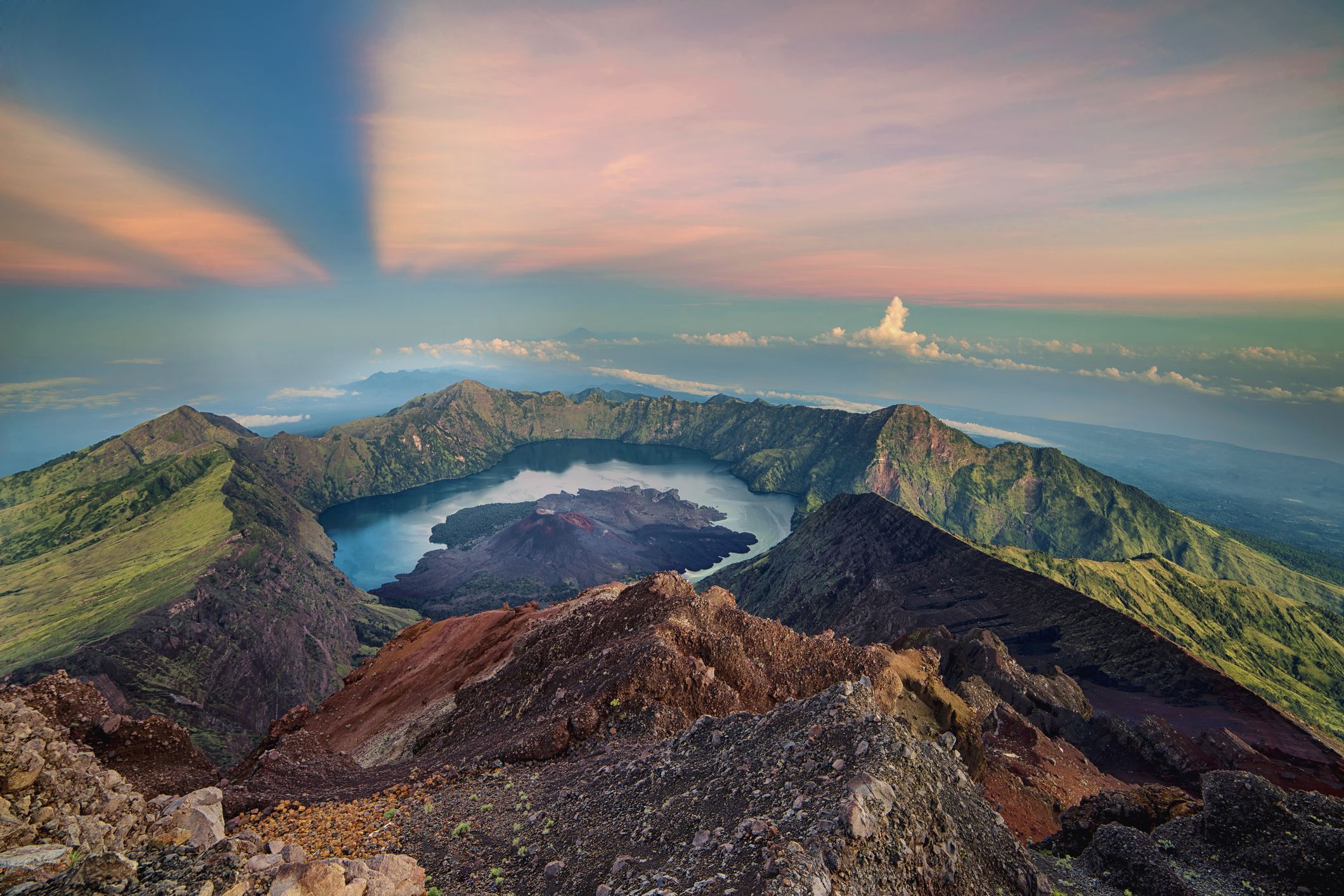 https://mdw-travel-data-us-east-1.s3.amazonaws.com/img/country/Indonesia/Mount-Rinjani/img_01.jpg