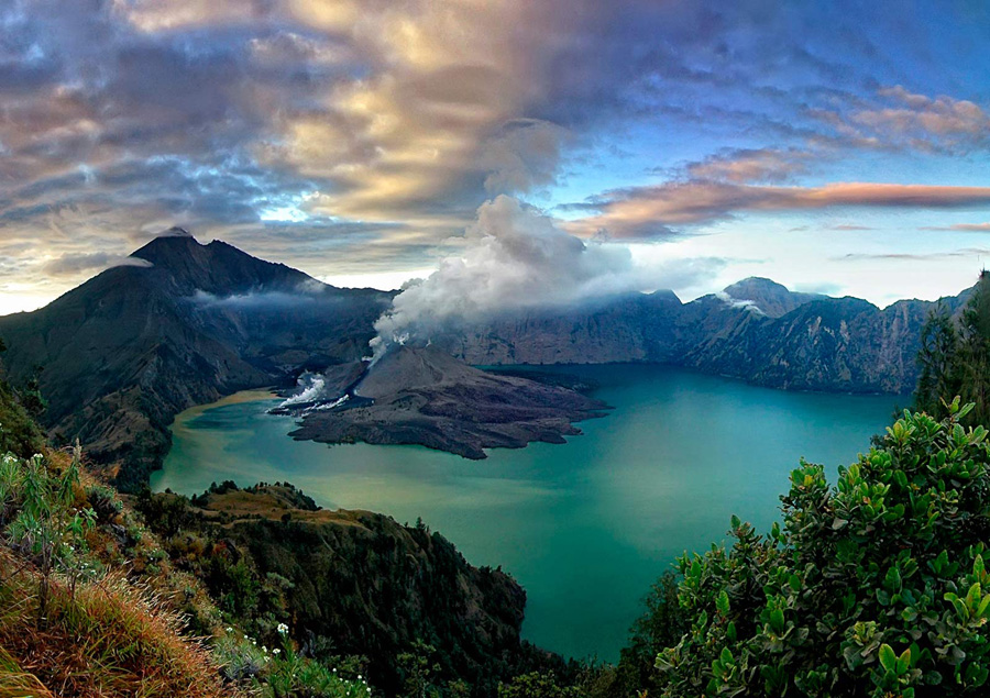 https://mdw-travel-data-us-east-1.s3.amazonaws.com/img/country/Indonesia/Mount-Rinjani/img_02.jpg