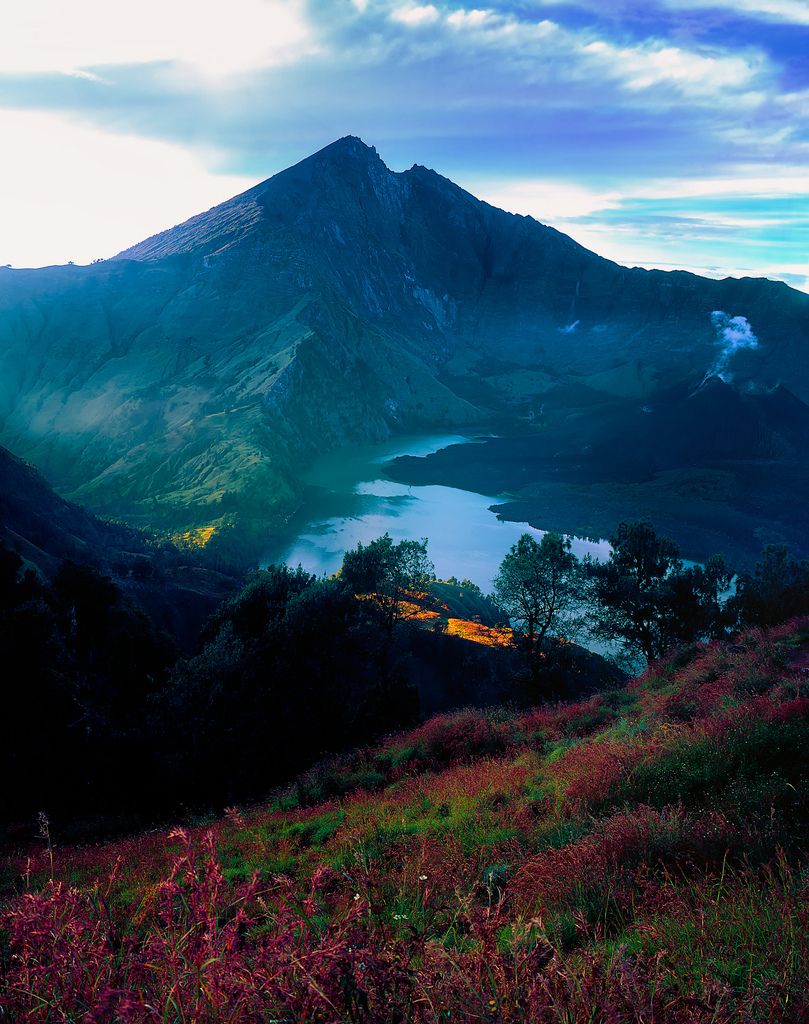 https://mdw-travel-data-us-east-1.s3.amazonaws.com/img/country/Indonesia/Mount-Rinjani/img_03.jpg