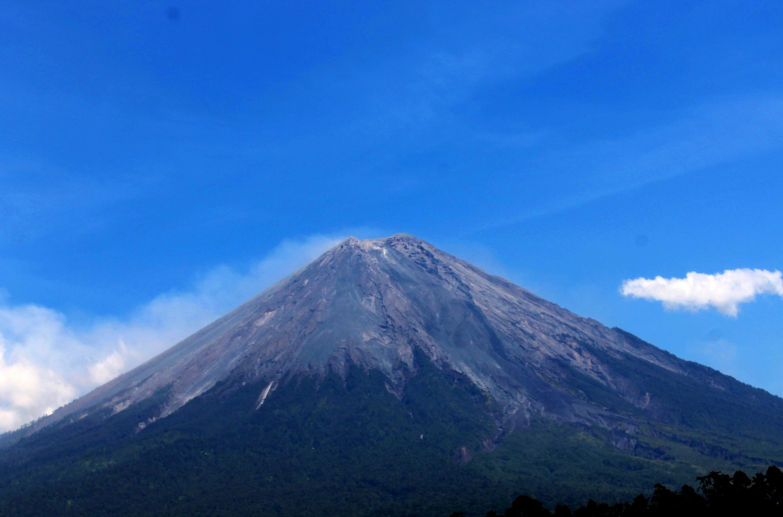 https://mdw-travel-data-us-east-1.s3.amazonaws.com/img/country/Indonesia/Mount-Semeru/img_01.jpg