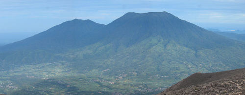 https://mdw-travel-data-us-east-1.s3.amazonaws.com/img/country/Indonesia/Mount-Singgalang/img_01.jpg