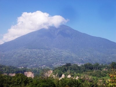 https://mdw-travel-data-us-east-1.s3.amazonaws.com/img/country/Indonesia/Mount-Singgalang/img_03.jpg