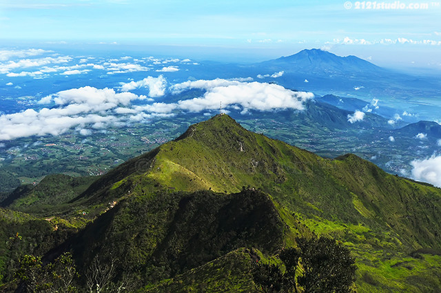 https://mdw-travel-data-us-east-1.s3.amazonaws.com/img/country/Indonesia/Mount-Ungaran/img_01.jpg