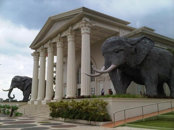 https://mdw-travel-data-us-east-1.s3.amazonaws.com/img/country/Indonesia/Museum-Satwa/img_01.jpg