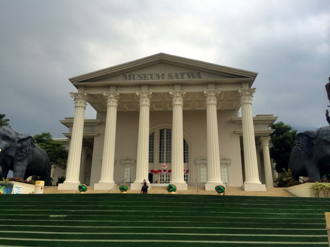 https://mdw-travel-data-us-east-1.s3.amazonaws.com/img/country/Indonesia/Museum-Satwa/img_03.jpg