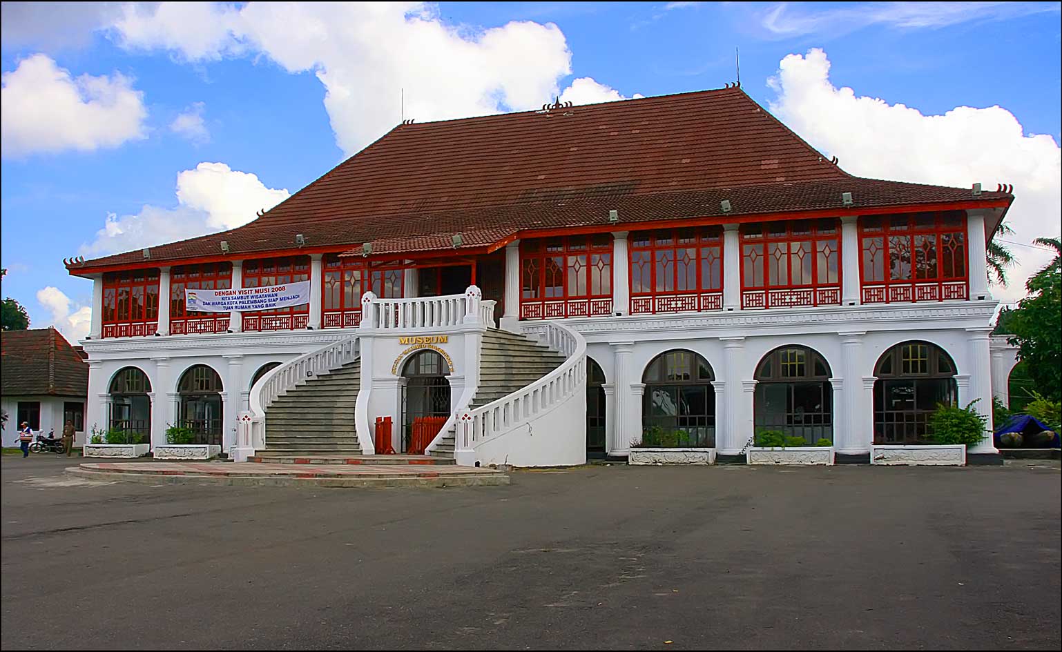 https://mdw-travel-data-us-east-1.s3.amazonaws.com/img/country/Indonesia/Museum-Sultan-Mahmud-Badaruddin-II/img_00.jpg