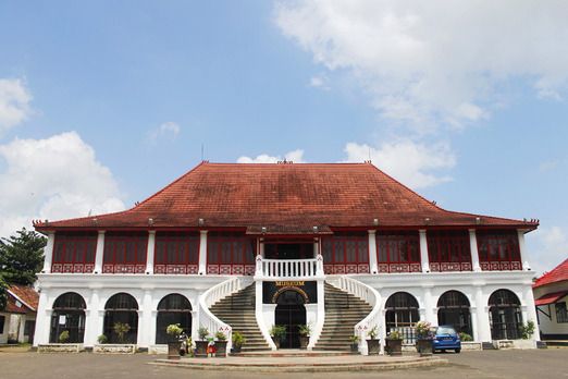 https://mdw-travel-data-us-east-1.s3.amazonaws.com/img/country/Indonesia/Museum-Sultan-Mahmud-Badaruddin-II/img_03.jpg