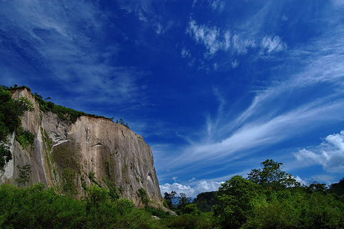 https://mdw-travel-data-us-east-1.s3.amazonaws.com/img/country/Indonesia/Ngarai-Sianok/img_01.jpg