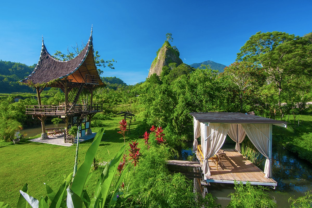 https://mdw-travel-data-us-east-1.s3.amazonaws.com/img/country/Indonesia/Ngarai-Sianok/img_02.jpg