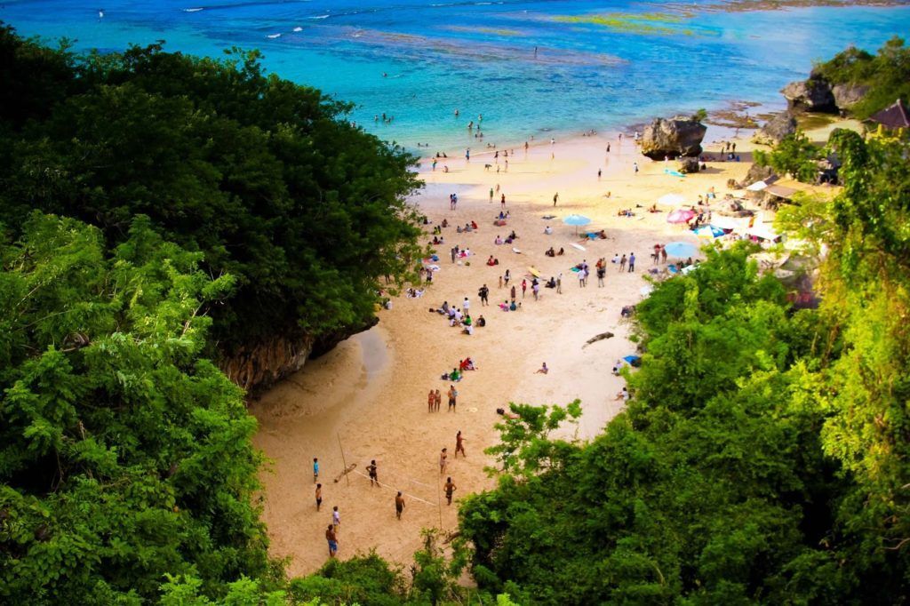 https://mdw-travel-data-us-east-1.s3.amazonaws.com/img/country/Indonesia/Padang-Beach/img_03.jpg