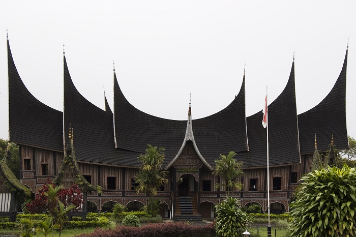 https://mdw-travel-data-us-east-1.s3.amazonaws.com/img/country/Indonesia/Pagaruyung-Palace/img_01.jpg