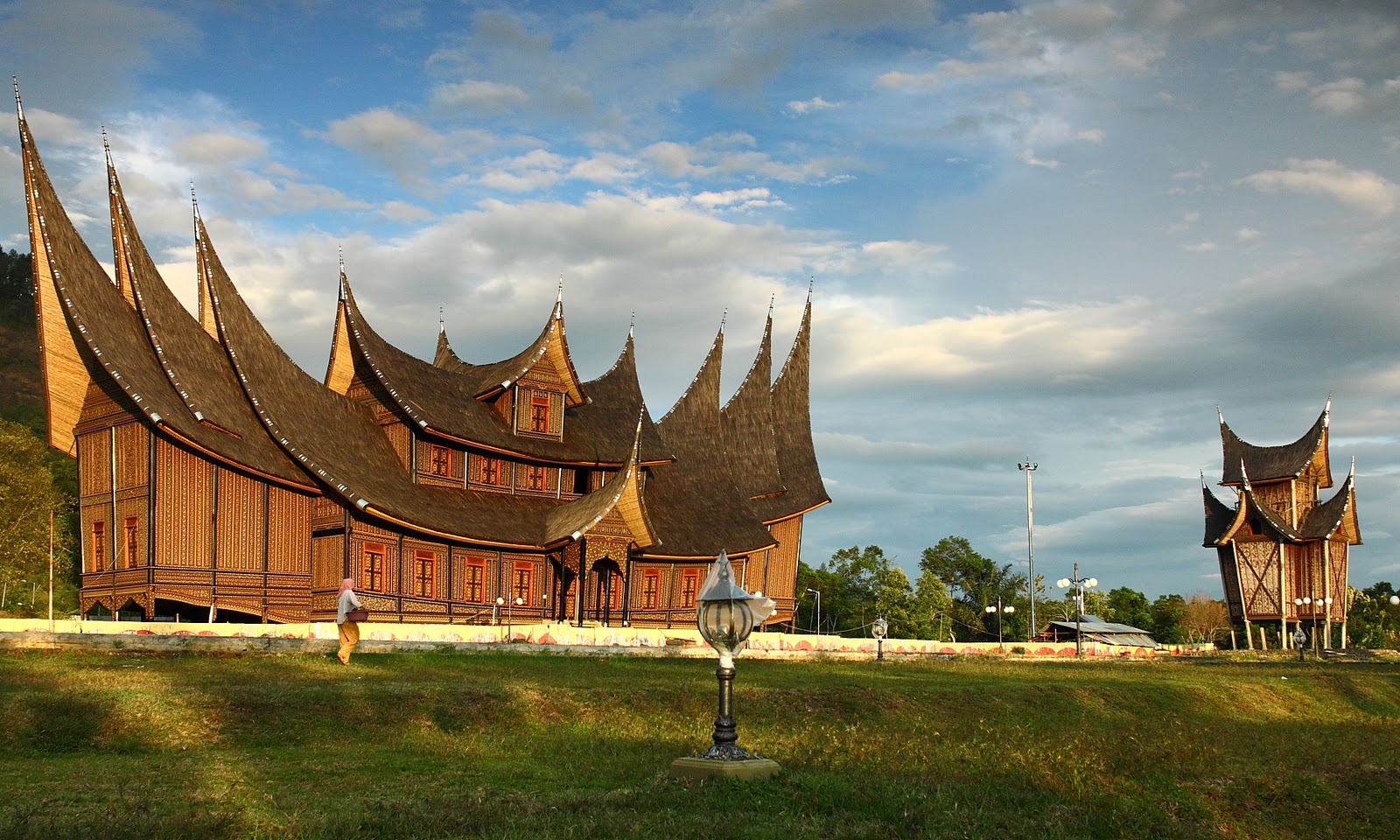 https://mdw-travel-data-us-east-1.s3.amazonaws.com/img/country/Indonesia/Pagaruyung-Palace/img_02.jpg