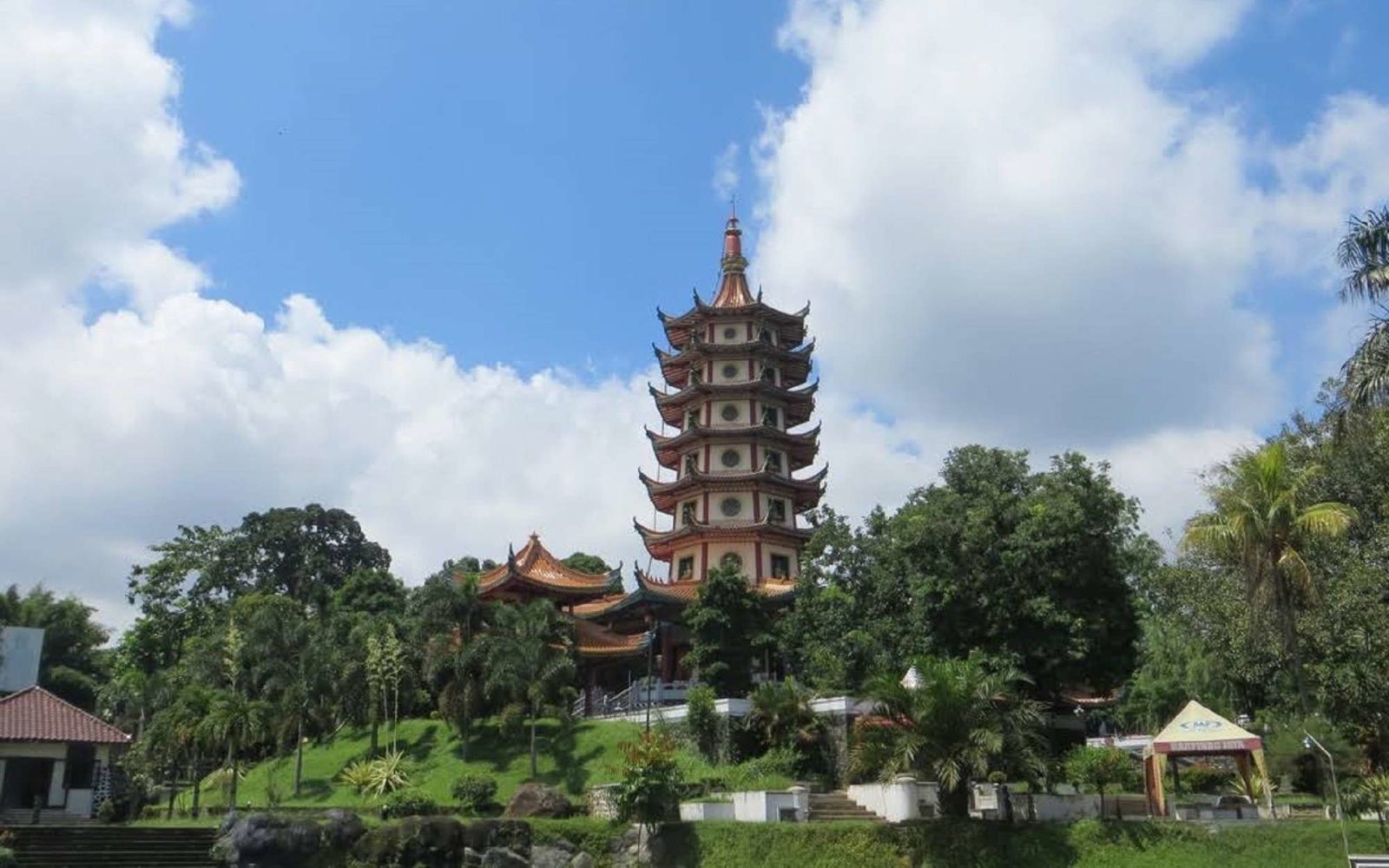 https://mdw-travel-data-us-east-1.s3.amazonaws.com/img/country/Indonesia/Pagoda-Avalokitesvara-Graha-Vihara/img_02.jpg