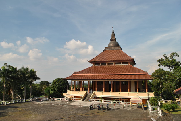 https://mdw-travel-data-us-east-1.s3.amazonaws.com/img/country/Indonesia/Pagoda-Avalokitesvara-Graha-Vihara/img_03.jpg