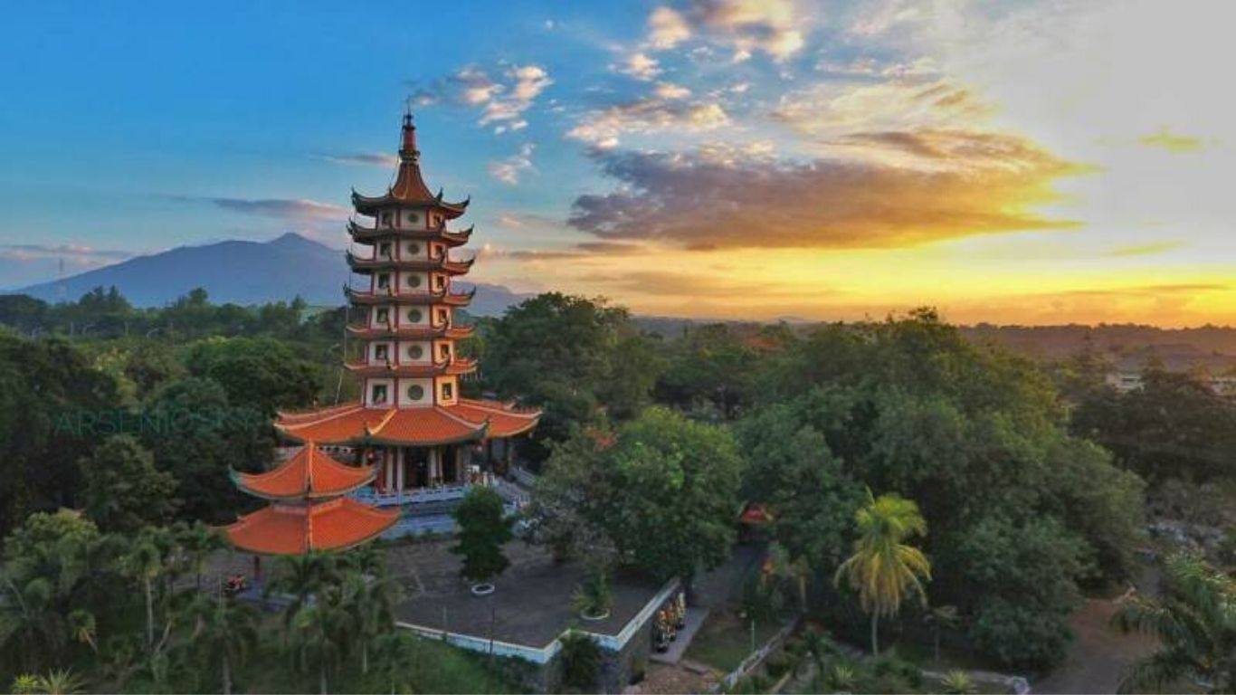 https://mdw-travel-data-us-east-1.s3.amazonaws.com/img/country/Indonesia/Pagoda-Avalokitesvara-Vihara/img_03.jpg
