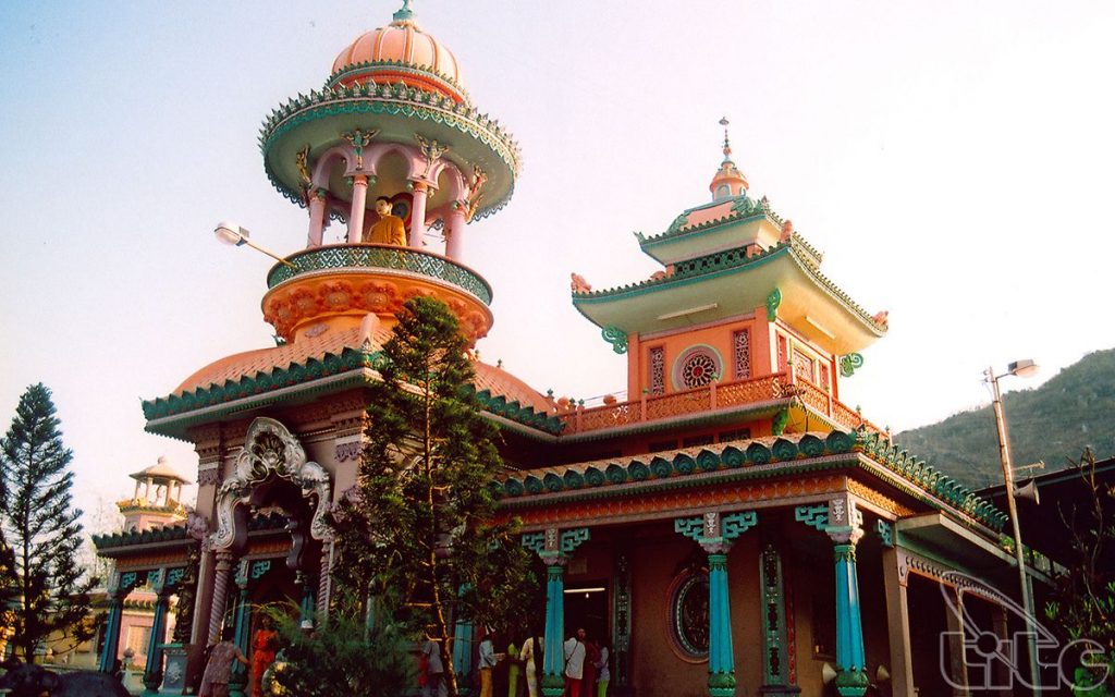 https://mdw-travel-data-us-east-1.s3.amazonaws.com/img/country/Indonesia/Pagoda-Tay-Kak-Sie/img_01.jpg