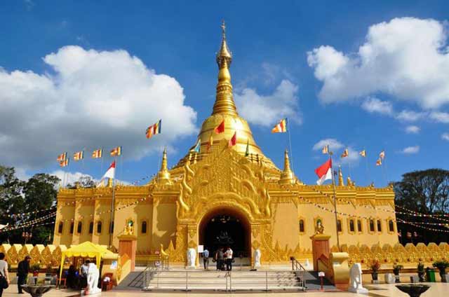 https://mdw-travel-data-us-east-1.s3.amazonaws.com/img/country/Indonesia/Pagoda-Tay-Kak-Sie/img_02.jpg
