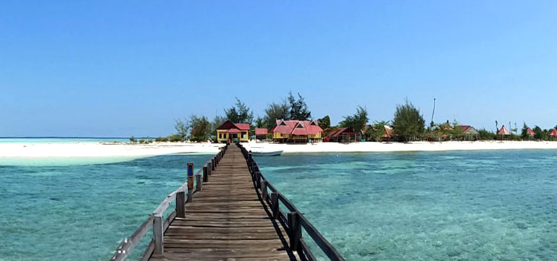 https://mdw-travel-data-us-east-1.s3.amazonaws.com/img/country/Indonesia/Pantai-Cermin/img_01.jpg