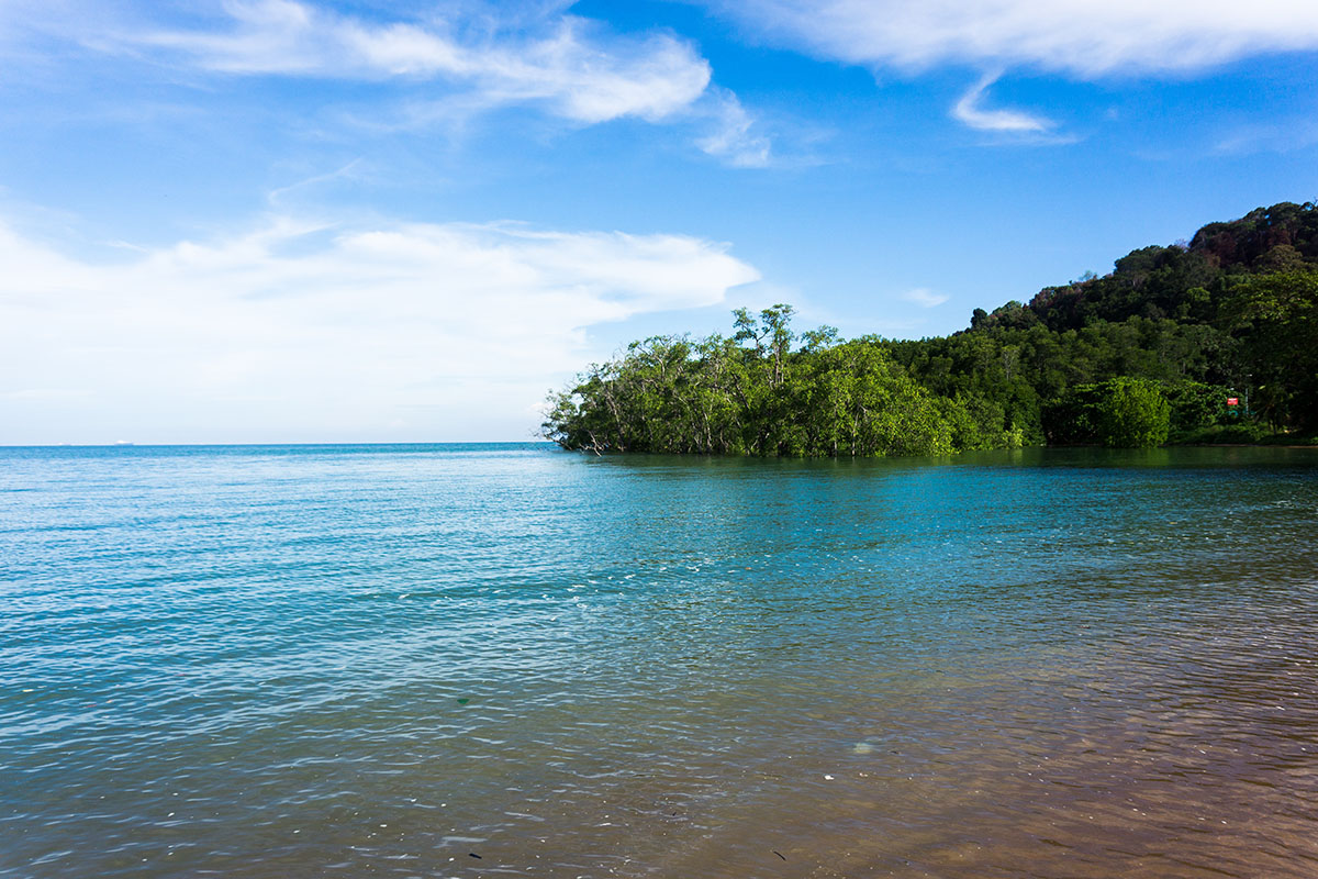 https://mdw-travel-data-us-east-1.s3.amazonaws.com/img/country/Indonesia/Pantai-Cermin/img_02.jpg