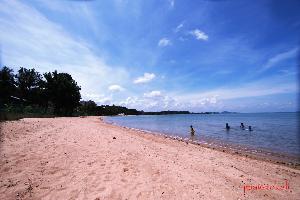 https://mdw-travel-data-us-east-1.s3.amazonaws.com/img/country/Indonesia/Pantai-Cermin/img_03.jpg