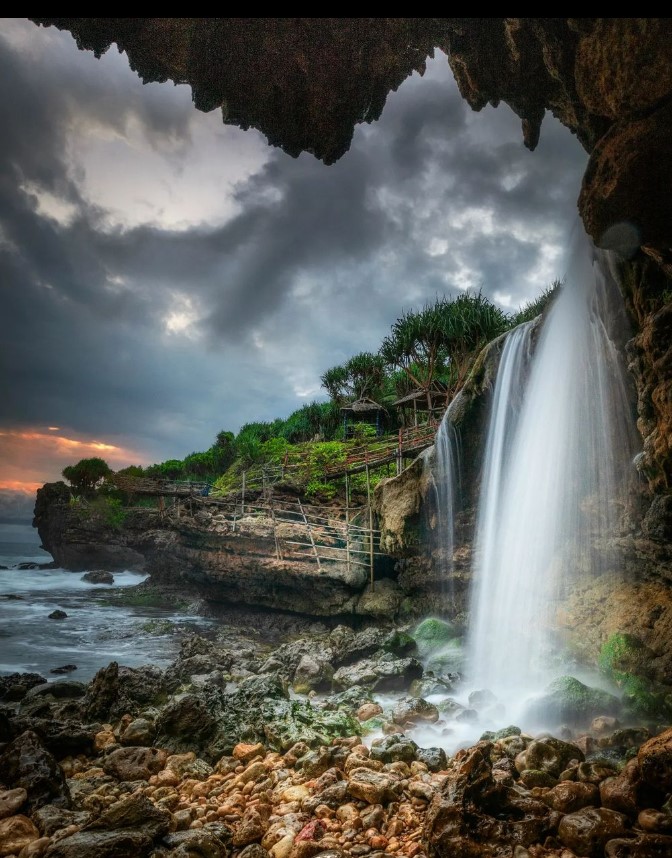 https://mdw-travel-data-us-east-1.s3.amazonaws.com/img/country/Indonesia/Pantai-Jogan/img_02.jpg
